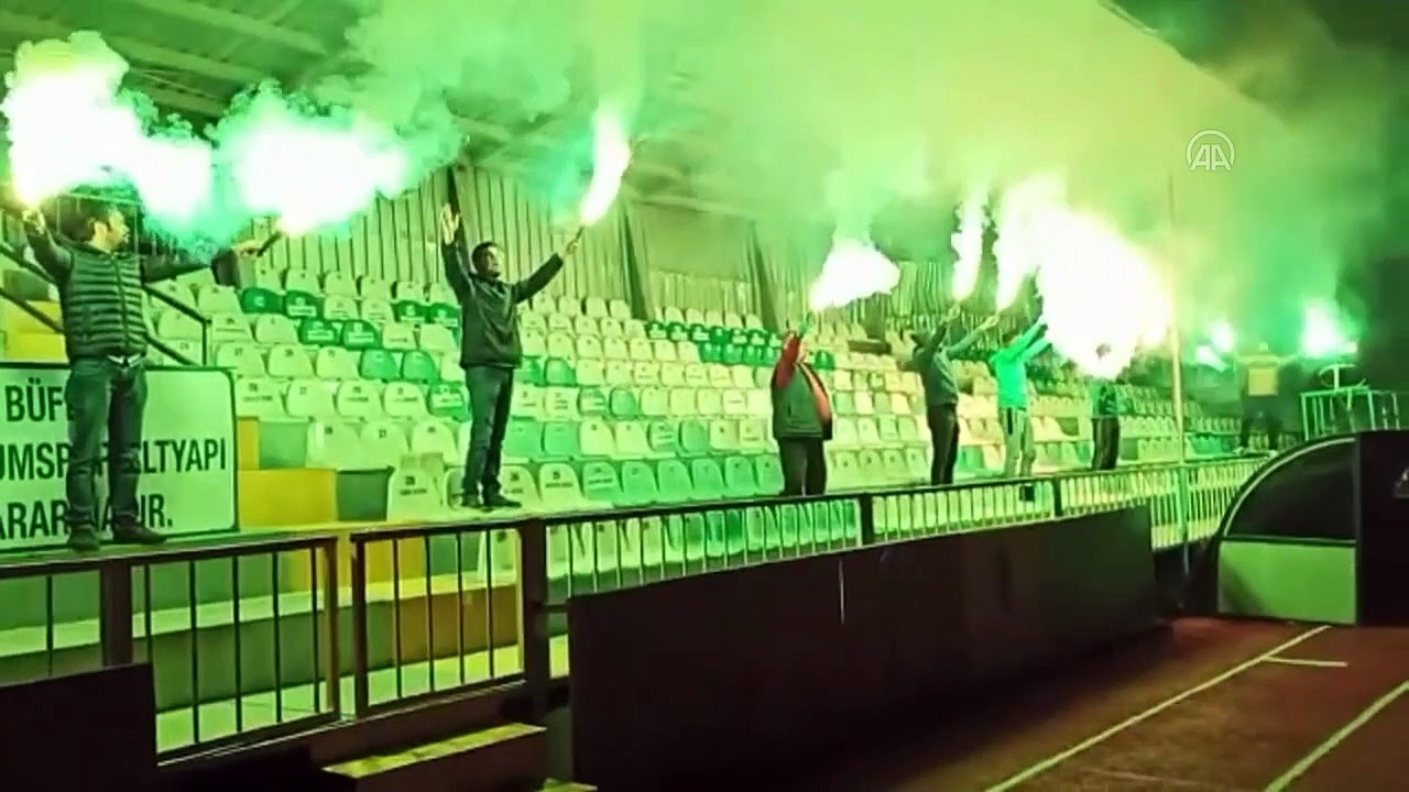 Taraftarlar, sağlık çalışanlarına destek için meşale yakıp tezahürat yaptı - MUĞLA