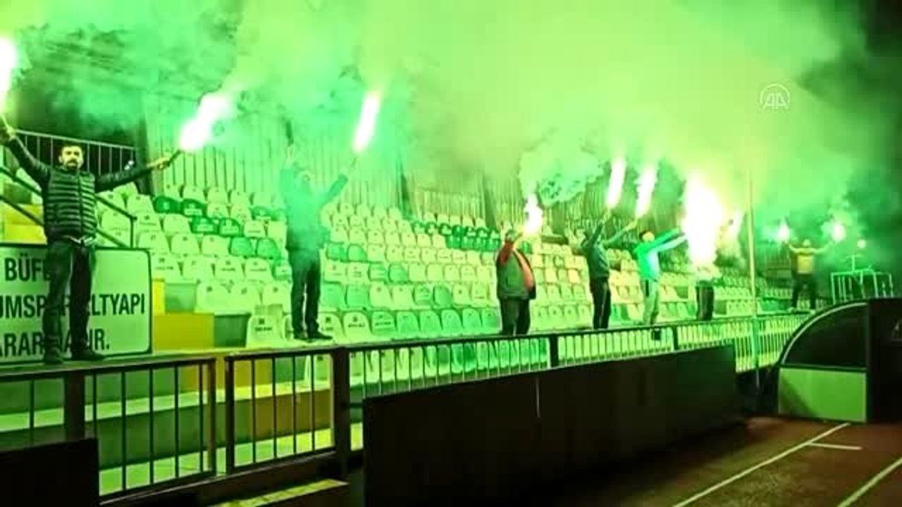Taraftarlar, sağlık çalışanlarına destek için meşale yakıp tezahürat yaptı