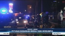 Cegah Covid-19, Petugas Gabungan Bubarkan Kerumunan Warga di Bekasi