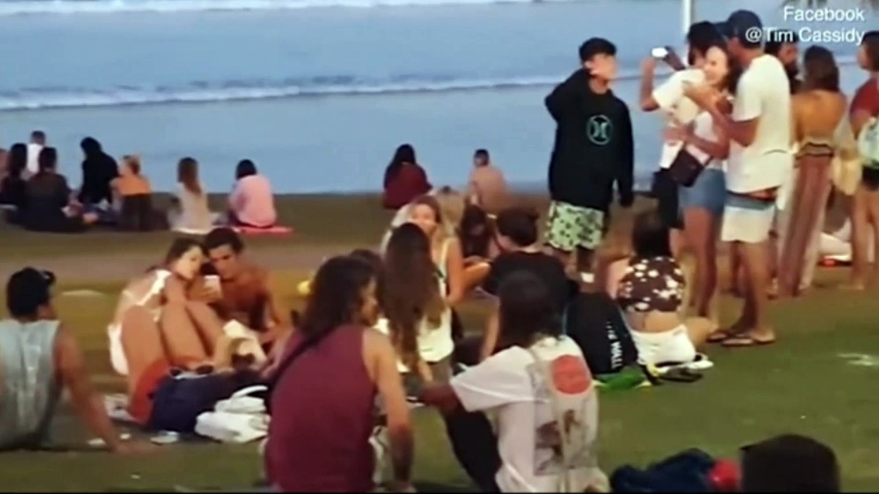 BYRON BAY TOURISTS IGNORE SOCIAL DISTANCING RULE TO ENJOY SUNSET