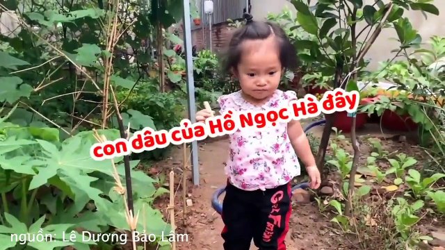 Con gái Lê Dương Bảo Lâm với bộ đồ và mái tóc không sang nổi ra sau vườn review