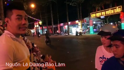 Lê Dương Bảo Lâm đi bán hoa