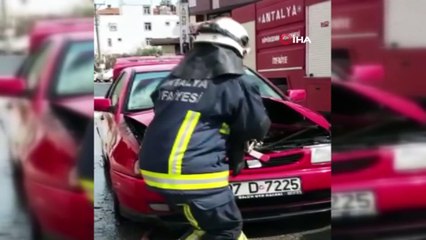 Yanan araca çeşme hortumuyla müdahale ettiler