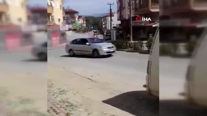 Yanan araca çeşme hortumuyla müdahale ettiler