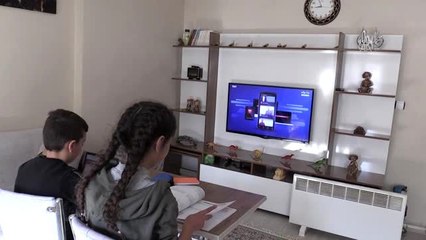 Öğrenciler "uzaktan eğitim"le ders başı yaptı