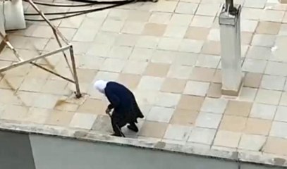 Antalya'da yaşlı kadın dışarı çıkamayınca çatıya çıktı