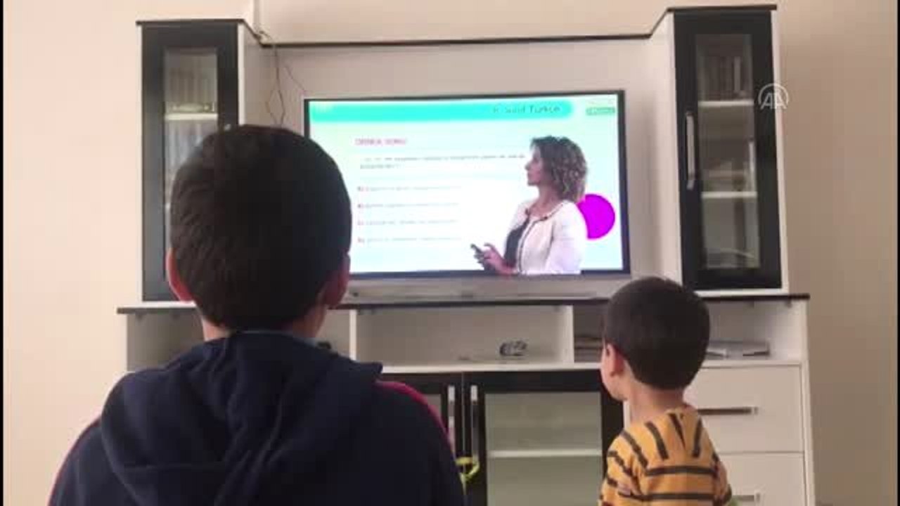 Öğrenciler "uzaktan eğitim"le ders başı yaptı