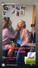 أصالة تزين والدتها وتضع لها المكياج احتفالاً بعيد ميلادها السبعين