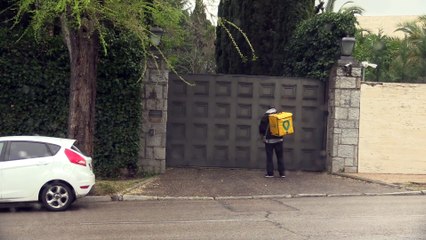 Tamara Falcó, Isabel Preysler y Mario Vargas Llosa reciben comida que lleva un repartidor a su residencia