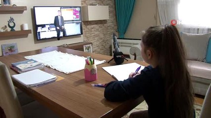 Öğrenciler için ders zili evde çaldı