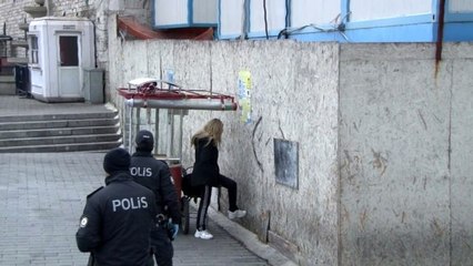 Taksim'de hastaneden kaçan korona virüs şüphelisi genç kız, polisi alarma geçirdi