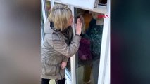 DHA DIŞ İngilterede sunucu, annesiyle pencere arkasından hasret giderdi
