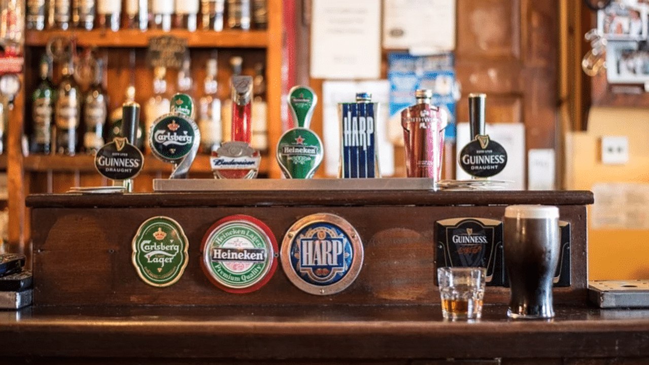 Confinement : il faisait entrer en douce ses clients pour boire des bières et jouer aux fléchettes