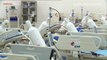 Petugas medis membawa pasien ke ruang isolasi saat simulasi penanganan pasien virus corona