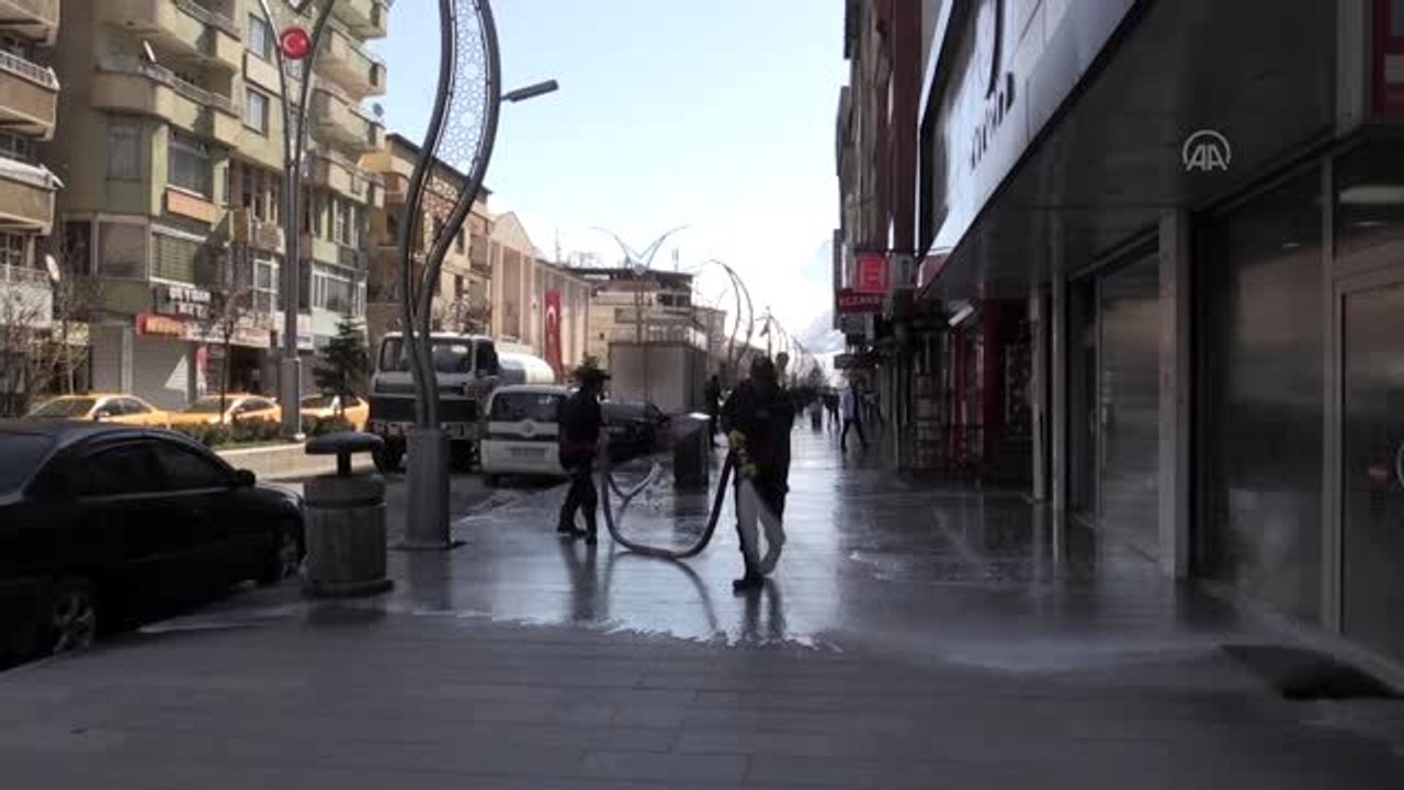 Koronavirüs tedbirleri kapsamında çarşı merkezi köpüklü suyla yıkandı