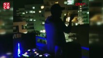 DJ balkonda müzik yaptı, mahalleli alkışladı