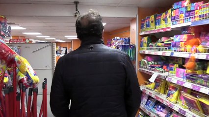 Motosikletiyle evde yalnız kalan hasta ve yaşlılara iyilik dağıtıyor - İZMİR