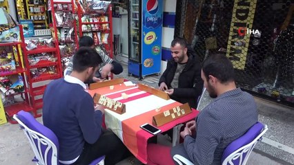 Okey Oynarken Kendilerini Ve Taşları Kolonya İle Dezenfekte Ettiler