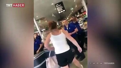 Parasını çaldığını iddia ettiği market çalışanının yüzüne öksürdü