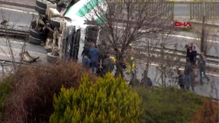 MALTEPE'DE BETON MİKSERİ DEVRİLDİ