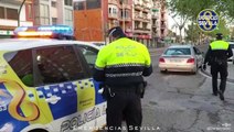 La Policía de Sevilla detiene a un turismo Sin ITV, una rueda pinchada y ocho pasajeros de los cuales cinco eran niños