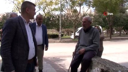 Eve gitmemek için bastonuyla direndi