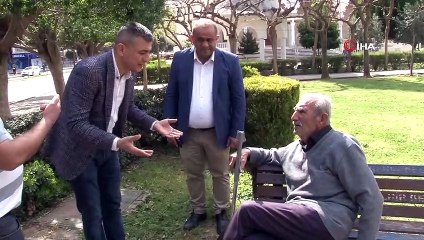 Eve gitmemek için bastonuyla direndi