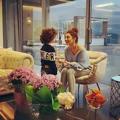 هدية ميريام فارس لعيد الأم بالحضن والتقبيل.. شاهد