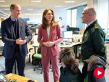 Los duques de Cambridge han visitado el servicio de ambulancias de Londres para agradecer el gran trabajo de los profesionales sanitarios.