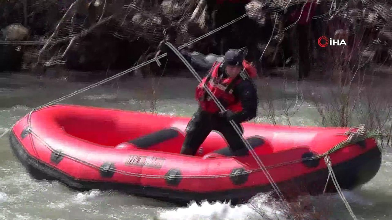- Munzur Çayına düşen Uzman Çavuş Güneş, iki farkı noktada aranıyor- 15 Temmuz'da yaralanan, Elazığ depreminde 16 kişinin enkazdan çıkarılmasında görev alan Jandarma Uzman Çavuş Yılmaz Güneş'i bulma  çalışmaları hem Munzur Çayında he...