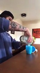 Elle transforme sa cuisine en bar pour sa petite fille.