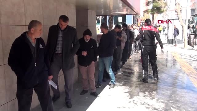 Niğde'de banka önlerinde uzun kuyruklar oluştu, polis uyarıda bulundu