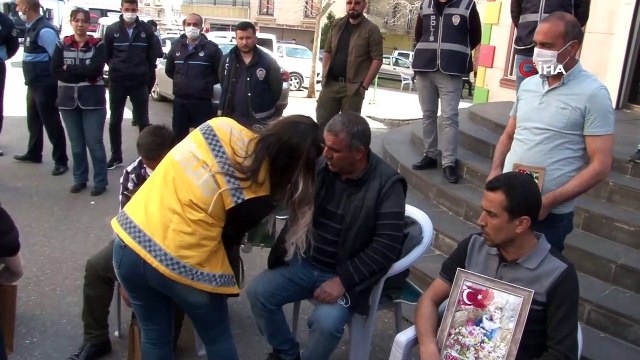 Bağlar Belediyesi evlat nöbeti tutan aileleri sağlık kontrolünden geçirip dezenfektan dağıttı