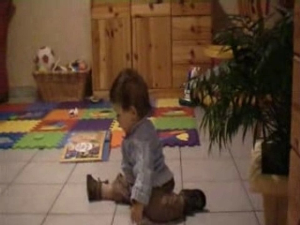 Jarod rampe en avant 15 mois