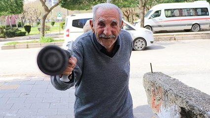 Eve gitmemek için bastonuyla direndi