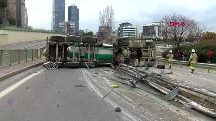 MALTEPE'DE BETON MİKSERİ DEVRİLDİ