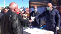 Midyat'ta pazar esnafına eldiven ve maske dağıtıldı