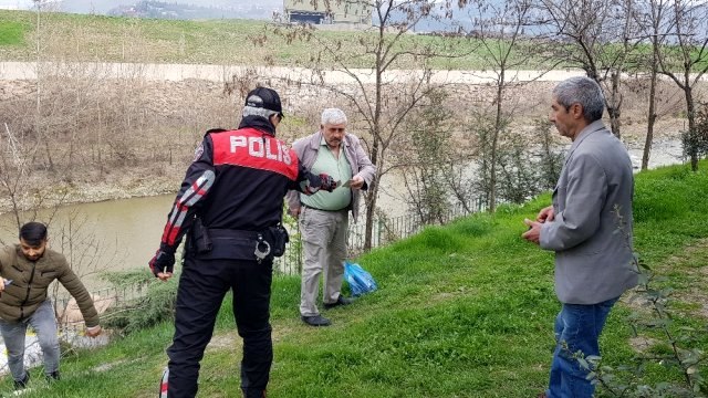 Polis Ölmek mi istiyorsunuz? diye uyardığı yaşlıları kolonya sıkarak evlerine gönderdi