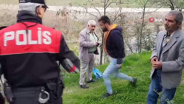 Polis “Ölmek mi istiyorsunuz?” diye uyardığı yaşlıları kolonya sıkarak evlerine gönderdi