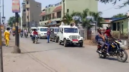 कुछ व्यवसायी चोरी-छिपे खोल रखे थे दुकान, भनक लगते ही पहुंची पुलिस, बंद कराते हुए दी समझाइश