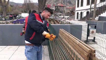 Kovid-19 salgınına karşı park ve meydanlardaki oturma alanları tel örgüyle kaplandı - AFYONKARAHİSAR