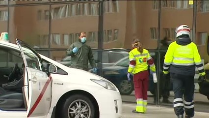 Agentes de policía escoltan a coches particulares para llevar a los enfermos al hospital