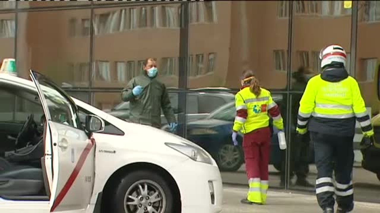 Agentes de policía escoltan a coches particulares para llevar a los enfermos al hospital
