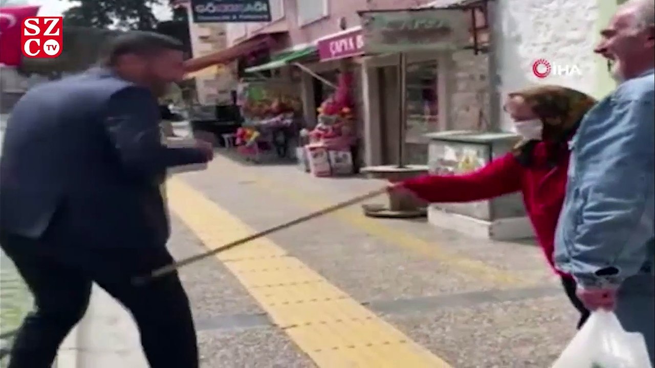 "Evinize gidin" diyen başkan, nineden bastonu yedi