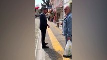 Koronavirüs | Foça Belediye Başkanı, yasağa rağmen sokağa çıkan yaşlı kadını ikna etmeye çalışınca...