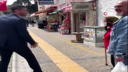 "Evinize gidin" diyen başkan, nineden bastonu yedi