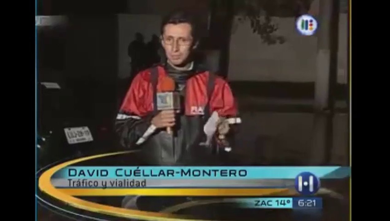 Repórter cai em poça ao vivo!