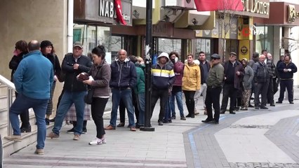 Yurt Genelinde Bankalar Önünde Uzun Kuyruklar Oluştu İha