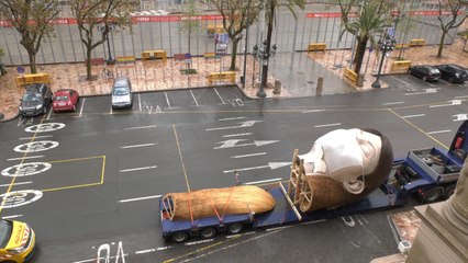 'La meditadora' de la falla municipal abandona la Plaza del Ayuntamiento