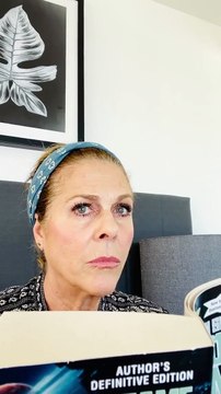 Rita Wilson, la mujer de Tom Hanks, rapea pocontra el coronavirus